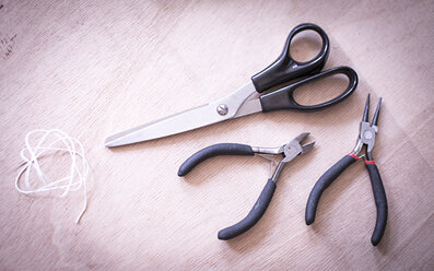 Scissors and grippers on crepe paper - ASCF000017