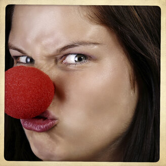 Porträt einer wütenden Frau mit Clownsnase - HOHF001111