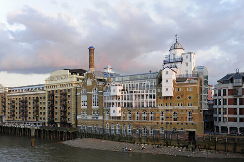 UK, London, South Bank, historic buildings along the River Thames - MIZF000640