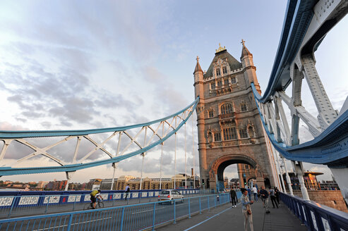 UK, London, Tower Bridge looking towards the South Bank - MIZF000641