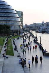 UK, London, South Bank, City Hall und Queen's Walk entlang der Themse - MIZF000666