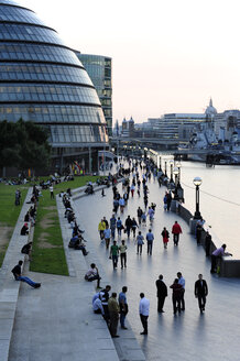 UK, London, South Bank, City Hall and Queen's Walk along the River Thames - MIZF000666