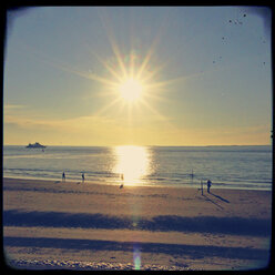 Deutschland, Niedersachsen, Norderney, Sonnenuntergang am Strand - HOHF001101