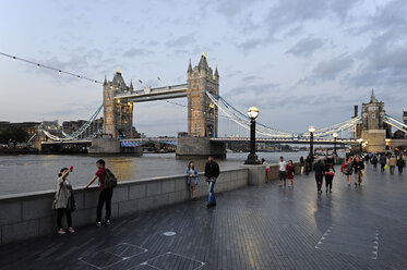 UK, London, Tower Bridge von der South Bank aus gesehen - MIZF000643