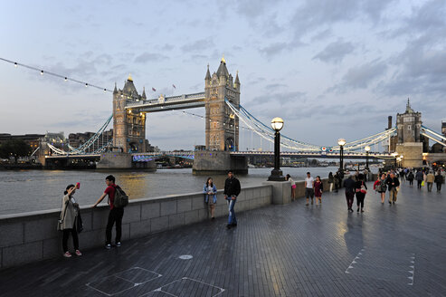 UK, London, Tower Bridge seen from the South Bank - MIZF000643