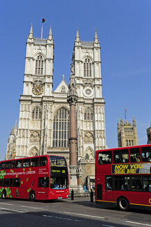 UK, London, red buses in front of the Westminster Abbey - MIZF000648