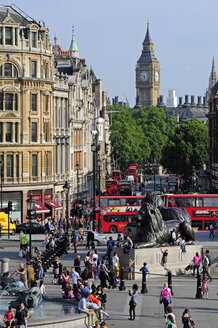 UK, London, Trafalgar Square mit Blick auf den Palace of Westminster und Big Ben - MIZF000674