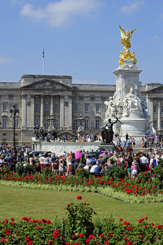 UK, London, Menschen vor dem Buckingham Palace, lizenzfreies Stockfoto