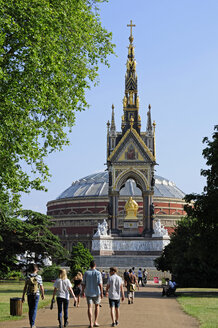 UK, London, Kensington Gardens, people walking towards the Albert Memorial and Royal Albert Hall - MIZF000655