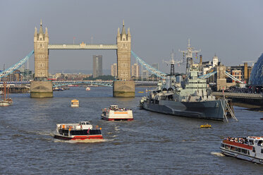 UK, London, Tower Bridge and ships on River Thames - MIZF000661