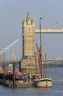 UK, London, Segelschiff vor der Tower Bridge - MIZF000662