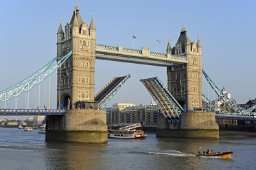 UK, London, Boot passiert offene Tower Bridge - MIZF000663