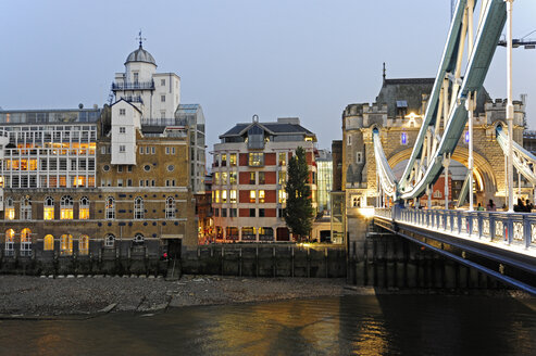 UK, London, das ehemalige Anchor Brewhouse auf der South Bank von der Tower Bridge aus gesehen - MIZF000668