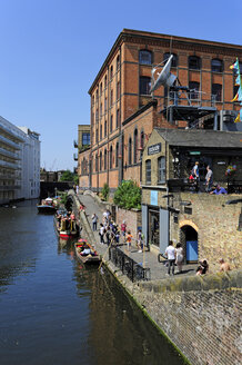 UK, London, Camden Town, Camden Market, Regent's Canal at Camden Lock - MIZF000670