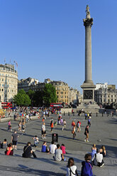 UK, London, Trafalgar Square mit Nelsons Säule - MIZF000673