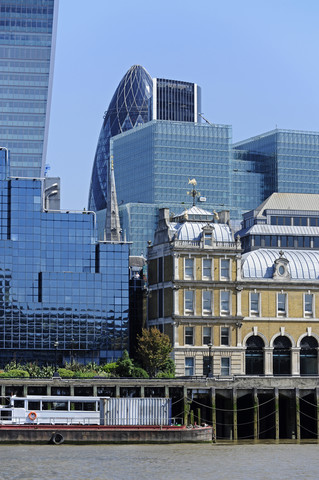 UK, London, City of London, Old Billingsgate Market vor dem Finanzviertel, lizenzfreies Stockfoto