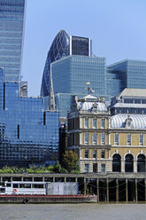 UK, London, City of London, Old Billingsgate Market in front of the financial district - MIZF000694