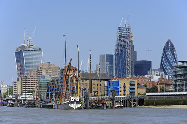 UK, London, City of London, historische Segelschiffe auf der Themse, im Hintergrund das Finanzviertel - MIZF000684
