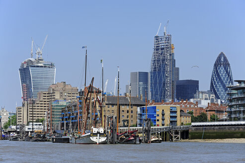 UK, London, City of London, historic sailing ships on the River Thames, at back the financial district - MIZF000684