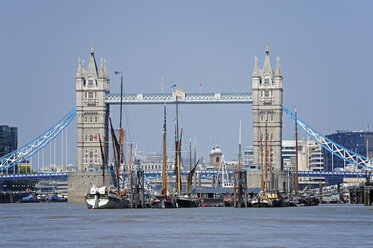 UK, London, historic sailing ships on the River Thames and Tower Bridge - MIZF000685