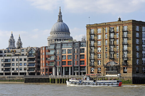 UK, London, St. Paul's Cathedral hinter Wohnhäusern an der Themse - MIZF000701