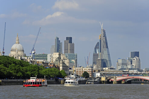 UK, London, City of London, view over the River Thames, St. Paul's Cathedral and financial district - MIZF000707