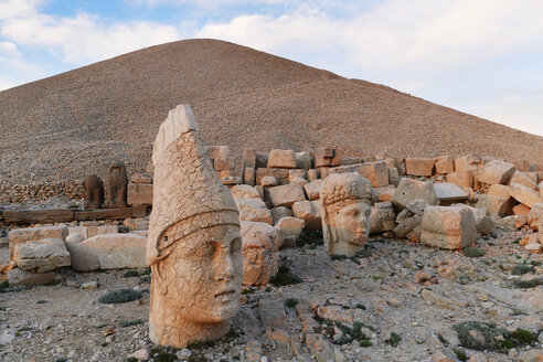 Türkei, Provinz Adiyaman, Blick auf den Steinkopf des Antiochos am Berg Nemrut - SIEF006246