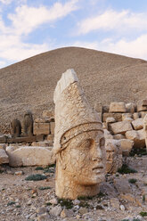 Turkey, Adiyaman Province, view to stone head of Antiochos at Mount Nemrut - SIEF006247