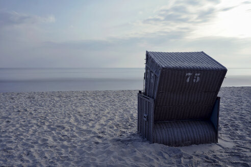 Deutschland, Mecklenburg-Vorpommern, Rügen, einzelner Strandkorb mit Kapuze im Ostseebad Binz - HCF000078