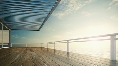 Überdachte Terrasse eines luxuriösen Wohnhauses am Meer, lizenzfreies Stockfoto