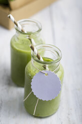 Spinat-Smoothie im Glas mit leerem Etikett - ODF000868