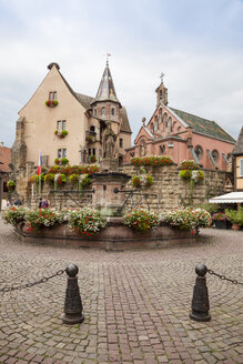 Frankreich, Elsass, Eguisheim, Place de Chateau St Leon, Kapelle Saint Leon, Schloss und Brunnen im Vordergrund - WIF001161