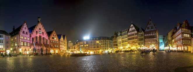 Deutschland, Hessen, Frankfurt, Blick auf Rathausplatz und Römerberg bei Nacht - PUF000320