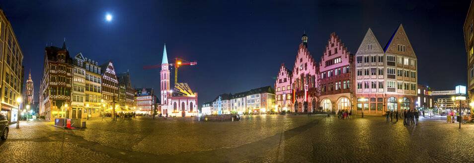 Deutschland, Hessen, Frankfurt, Blick auf Rathausplatz und Römerberg bei Nacht - PUF000319