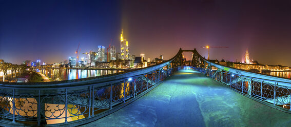 Deutschland, Hessen, Frankfurt, Blick auf den Eisernen Steg mit Skyline im Hintergrund bei Nacht - PUF000316