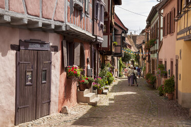 Frankreich, Elsass, Eguisheim, Altstadt, Gasse und alte Häuser - WIF001163