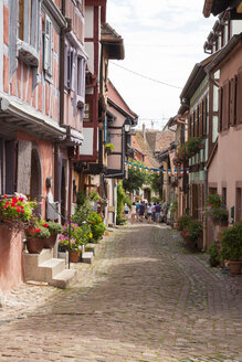 Frankreich, Elsass, Eguisheim, Altstadt, Gasse und alte Häuser - WIF001164