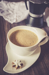 Tasse Kaffee, Zimtstern und Espressodose auf dunklem Holz - SARF001036