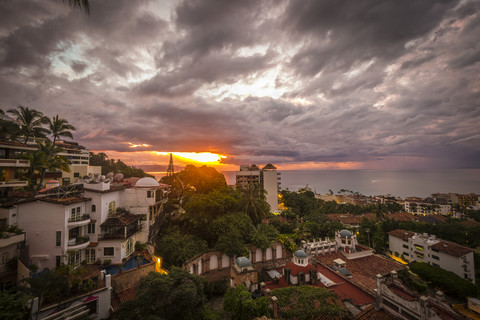 Mexiko, Jalisco, Puerto Vallarta bei Sonnenuntergang, lizenzfreies Stockfoto