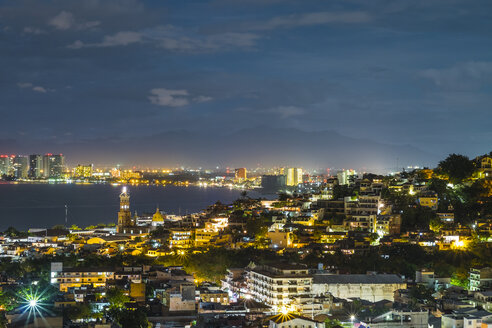 Mexiko, Jalisco, Puerto Vallarta bei Nacht - ABAF001580