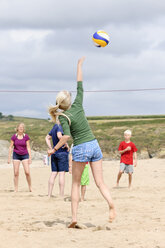 Frankreich, Bretagne, Finistere, Plage de Treguer, family playing beach volleyball - LAF001206