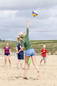 Frankreich, Bretagne, Finistere, Plage de Treguer, Familie beim Beachvolleyball - LAF001206