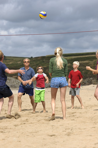 Frankreich, Bretagne, Finistere, St. Anne, La Plage de Treguer, Familie beim Beachvolleyball, lizenzfreies Stockfoto