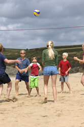 Frankreich, Bretagne, Finistere, St. Anne, La Plage de Treguer, family playing beach volleyball - LAF001213