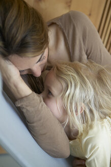 Mutter und Tochter entspannen im Hotel-Spa - FSF000343