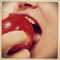 Frau isst Apfel - HOHF001117