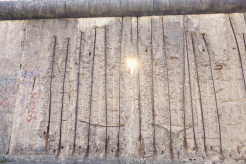 Deutschland, Berlin, Lichtstrahl fällt durch die Gedenkstätte Berliner Mauer in der Bernauer Straße - MEMF000484