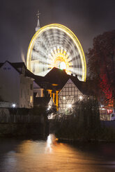 Deutschland, Nordrhein-Westfalen, Soest, Allerheiligen, Riesenrad bei Nacht - WIF001166