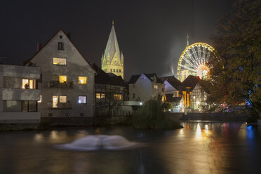 Deutschland, Nordrhein-Westfalen, Soest, Allerheiligen, Riesenrad bei Nacht - WIF001167