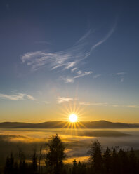 Deutschland, Bayern, Nationalpark Bayerischer Wald, Blick aus dem Tal mit Nebelschwaden bei Sonnenaufgang - STSF000595